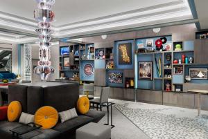 uma sala de estar com um sofá e um lustre em Hotel Versey Days Inn by Wyndham Chicago em Chicago