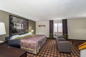 una camera d'albergo con letto e scrivania di Super 8 by Wyndham Munfordville KY a Munfordville