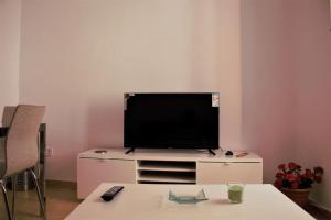 TV a/nebo společenská místnost v ubytování Apartamento en la Plaza del Salvador. + 3 fotografie