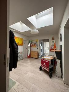 a large room with a room with a room with a ceiling at WinWin im Westen in Bielefeld