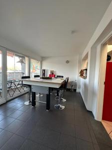 an office with a table and chairs in a room at WinWin im Westen in Bielefeld
