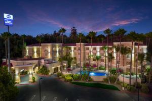 Bazén v ubytování Best Western Escondido Hotel nebo v jeho okolí