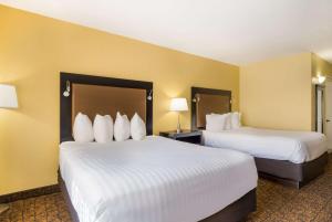 Postel nebo postele na pokoji v ubytování Best Western Escondido Hotel