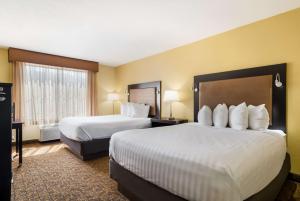 Postel nebo postele na pokoji v ubytování Best Western Escondido Hotel