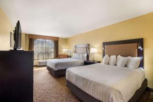 Postel nebo postele na pokoji v ubytování Best Western Escondido Hotel
