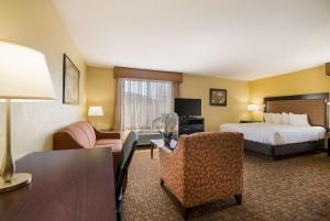 Postel nebo postele na pokoji v ubytování Best Western Escondido Hotel