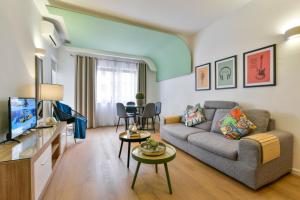 a living room with a couch and a tv at Mimosa Residenza in St. Julianʼs