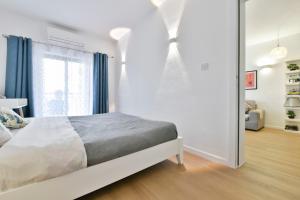 a bedroom with a bed and a large window at Mimosa Residenza in St. Julianʼs