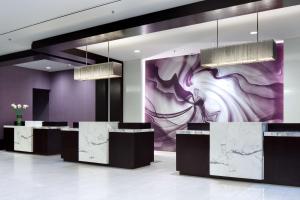 un vestíbulo con paredes púrpuras, encimeras de mármol y un mural en Hyatt Regency Boston, en Boston