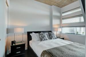 Un dormitorio con una cama grande y una ventana en Les Immeubles Charlevoix - Le 760431 en Quebec