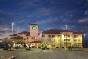 un bâtiment avec une tour d'horloge dans un parking dans l'établissement La Quinta by Wyndham Albuquerque Midtown NEWLY RENOVATED, à Albuquerque