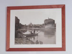 ein Bild von zwei Personen in einem Boot auf dem Fluss in der Unterkunft Maddy House in Rom