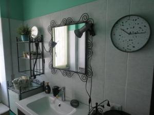 ein Bad mit einem Waschbecken und einem Spiegel in der Unterkunft Maddy House in Rom