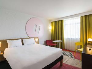 Postel nebo postele na pokoji v ubytování ibis Styles Lyon Bron Eurexpo + 37 fotografií