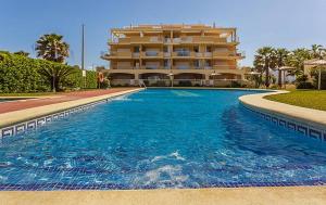 uma grande piscina em frente a um edifício em urbanización Catamaran em Denia