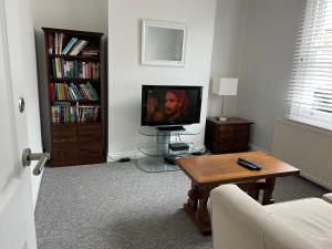 sala de estar con TV y mesa de centro en 200m To Botanical Garden 3 Bedroom Victoria House, en Cambridge
