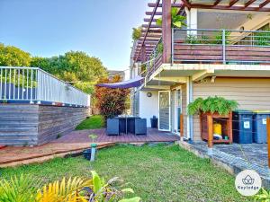 une maison avec une terrasse en bois et un balcon dans l'établissement Ti Caz Serré - T2 de 40 m2 à l'Entre-Deux, à Entre-Deux