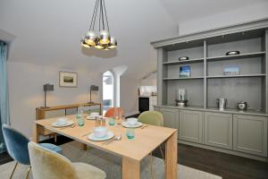 - une salle à manger avec une table et des chaises dans l'établissement Villa Greif Wohnung 05, à Heiligendamm