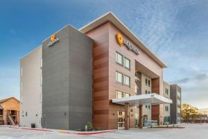 um edifício de hotel com uma placa em La Quinta Inn & Suites by Wyndham Galt Lodi North em Galt