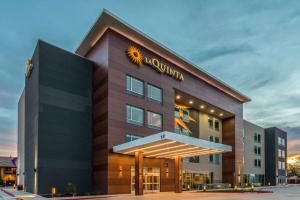 un edificio de hotel con una señal de sol en él en La Quinta Inn & Suites by Wyndham Galt Lodi North en Galt