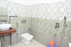 ブッダガヤにあるHOTEL GM INTERNATIONALのトイレと洗面台付きのバスルーム +27枚の写真