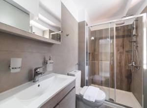 y baño con lavabo, aseo y ducha. en Boursinos cozy apartments by Imagine Lefkada en Lefkada