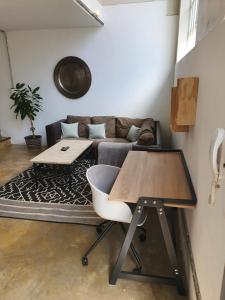een woonkamer met een tafel en een bank bij LM Loft Maboneng in Johannesburg