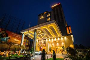 un grande edificio con luci accese di notte di Ratnamouli Palace a Guwahati