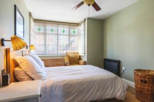 um quarto com uma cama e uma ventoinha de tecto em Broadstairs Family Home em Kent