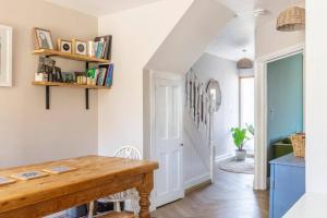 uma sala de jantar com uma mesa de madeira e um corredor em Broadstairs Family Home em Kent