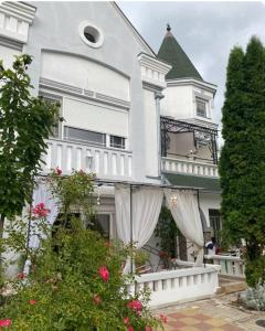 Vila Kraljica في فردنيك: البيت الأبيض مع الزهور أمامه