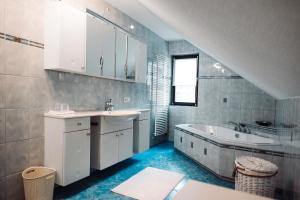 ein Badezimmer mit einem Waschbecken und einer Badewanne in der Unterkunft KOASAHOF Ferienwohnung in Oberhaag