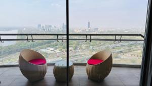 Area soggiorno di 21st Floor SkyStudio Suite with Balcony