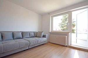 Air Apartments 12 tesisinde bir oturma alanı