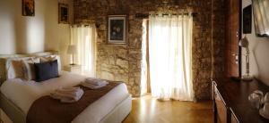 um quarto com uma cama e uma parede de pedra em Agriturismo Cascina Margherita em Brescia