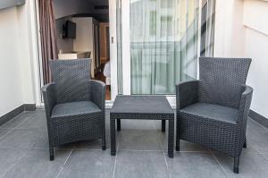 2 sillas y una mesa en el balcón en Spazio San Marco en Bérgamo