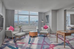 Posezení v ubytování Crowne Plaza Manila Galleria by IHG