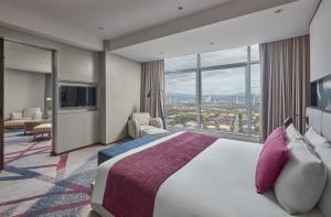 Postel nebo postele na pokoji v ubytování Crowne Plaza Manila Galleria by IHG