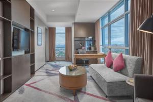 TV a/nebo společenská místnost v ubytování Crowne Plaza Manila Galleria by IHG