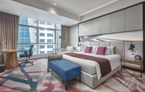 Postel nebo postele na pokoji v ubytování Crowne Plaza Manila Galleria by IHG