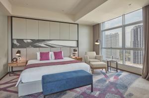 Postel nebo postele na pokoji v ubytování Crowne Plaza Manila Galleria by IHG