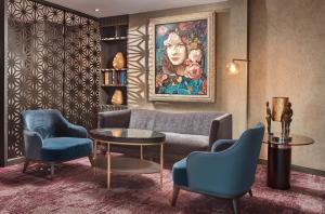 Posezení v ubytování Crowne Plaza Manila Galleria by IHG