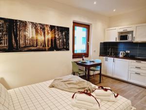 1 dormitorio con 1 cama y cocina con mesa en Messer Dario in Florence, en Florencia