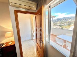 drzwi do pokoju z widokiem na balkon w obiekcie Dúplex ocean sea views w mieście La Herradura