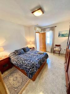 sypialnia z łóżkiem i krzesłem w obiekcie Dúplex ocean sea views w mieście La Herradura