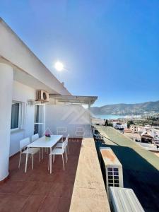 balkon ze stołem i krzesłami na budynku w obiekcie Dúplex ocean sea views w mieście La Herradura