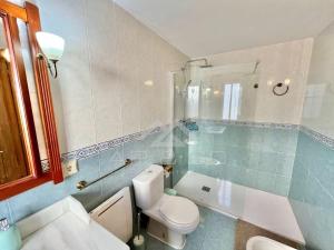 łazienka z toaletą, umywalką i prysznicem w obiekcie Dúplex ocean sea views w mieście La Herradura +37 zdjęć