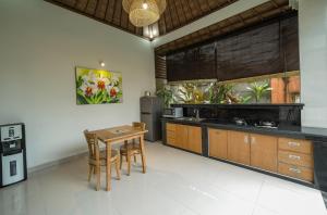 勒吉安Three Brothers Bungalows & Villas的厨房配有木桌和台面