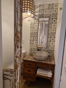 uma casa de banho com um lavatório e um espelho em Baptiste le caviste em Talence