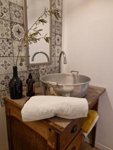 a bathroom with a bowl sink and a mirror at Baptiste le caviste in Talence